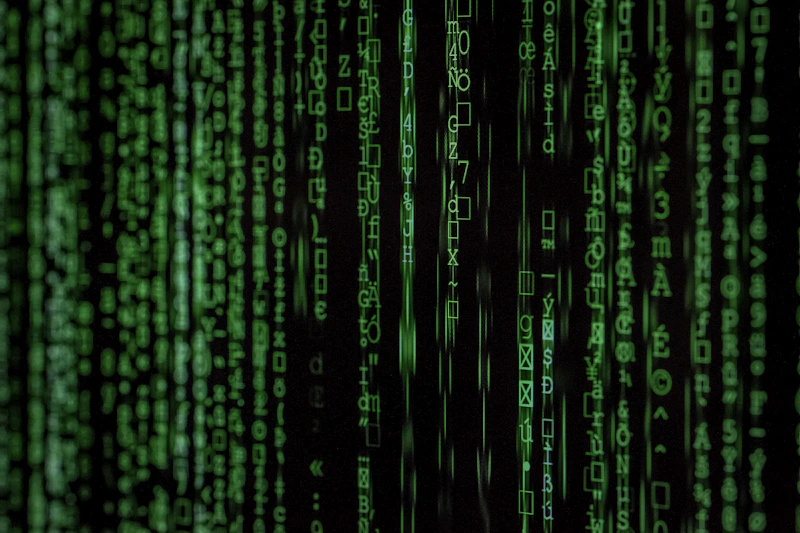 Zelenkaste linije programskog koda na tamnom zaslonu